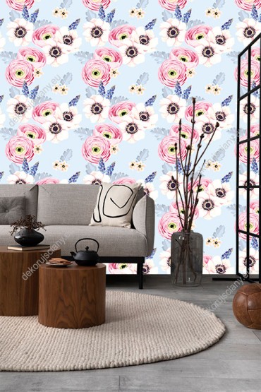 Wizualizacja tapety do pokoju dziennego, sypialni, salonu, przedpokoju, biura. Tapeta w różowe i kremowe kwiaty (zawilce i jaskry), na niebieskim tle.