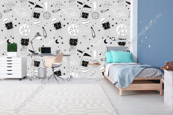 Wizualizacja tapety na ścianę do pokoju dziecięcego o tematyce kosmosu. Na tapecie prezentuje się kot astronauta, księżyc, gwiazdy i planety w kolorze czarno-białym, na szarym tle.