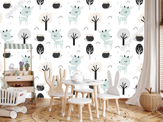 Wizualizacja tapety na ścianę do pokoju dziecięcego przedstawiająca jelonki, jeże i drzewa w leśnej scenerii, w pastelowych kolorach, na białym tle.