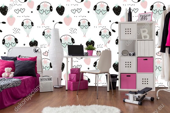Wizualizacja tapety na ścianę do pokoju dziecięcego. Tapeta w pastelowych kolorach (różowym, zielonym i czarnym) przedstawia modne, zabawne truskawki, w okularach i słuchawkach, na białym tle.