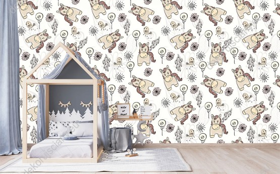 Wizualizacja tapety na ścianę do pokoju dziecięcego. Tapeta w uśmiechnięte, brązowe konie i ptaki, na szarym tle, w kwiaty, liście i różnorodne wzory.