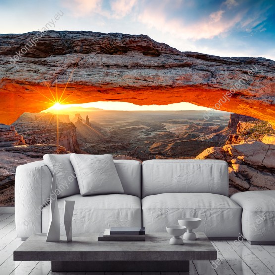Wizualizacja fototapety do pokoju młodzieżowego, salonu, sypialni, pokoju dziennego, gabinetu, biura, przedpokoju. Zachód słońca na tle Mesa Arch, skalnego łuku spoczywającego na krawędzi przepaści, tworzącego jakby bramę do świata kanionów, USA.
