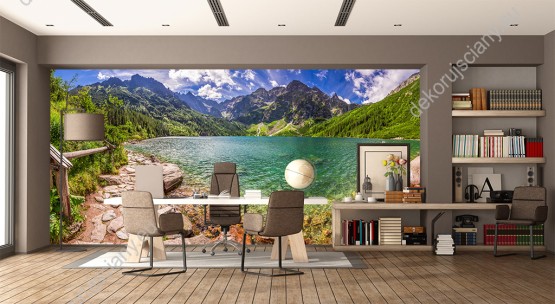 Wizualizacja fototapety panoramy gór, lasów i turkusowego jeziora sprawdzi się na ścianie w dużym i małym pomieszczeniu, sypialni, salonu, przedpokoju, biurze, gabinecie. Miejsce - Tatry.