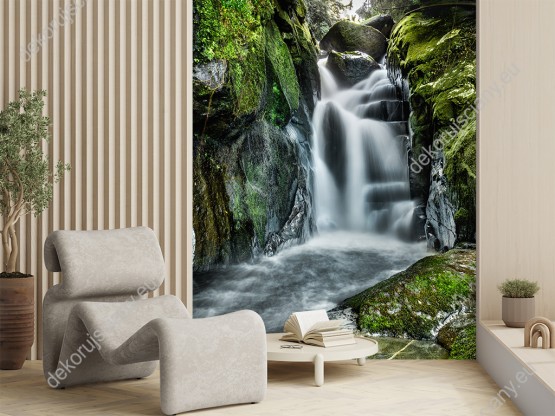 Wizualizacja fototapety z pięknym wodospadem Usina w Rio de Janerio, płynącym po skałach obrośniętych mchem. Fototapeta przeznaczona do salonu, sypialni, pokoju młodzieżowego, gabinetu czy biura na wąską ścianę.