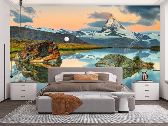 Wizualizacja fototapety z barwnym wschodem słońca nad szczytem górskim - Matterhorn, w Szwajcarii. Fototapeta przeznaczona do salonu, sypialni, pokoju młodzieżowego, gabinetu czy biura.