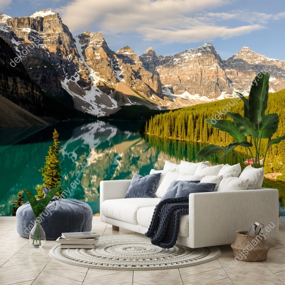 Wizualizacja fototapety z widokiem na jezioro Moraine i szczyty górskie w Park Narodowy Banff, w Kanadzie. Fototapeta przeznaczona do salonu, sypialni, pokoju młodzieżowego, gabinetu czy biura.