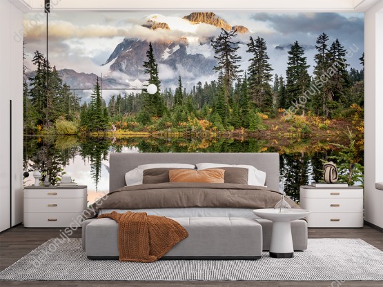 Wizualizacja fototapety z widokiem na wysokie góry wśród gęstych chmur, iglasty las i jezioro Shuksan w USA. Taki rodzaj fototapety sprawdzi się świetnie w salonie, sypialni, jadalni, biurze.