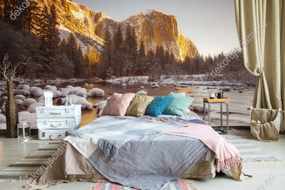 Wizualizacja fototapety ze wschodem słońca w Parku Narodowym Yosemite, w USA. Góry, las, rzeka i topniejący śnieg będą ładnie prezentować się na ścianie salony, sypialni, pokoju młodzieżowego, biura, czy gabinetu.