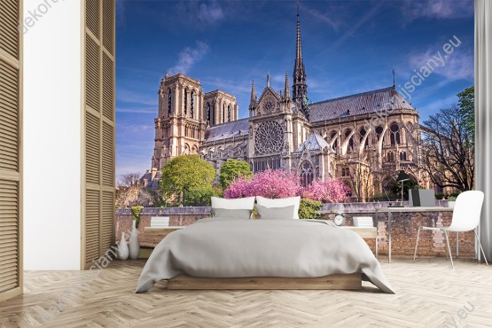Wizualizacja fototapety z widokiem na Katedrę Notre-Dame w Paryżu wiosną. Rodzaj takiej fototapety świetnie sprawdzi się w pokoju dziennym, salonie, sypialni, przedpokoju, jadalni, biurze.