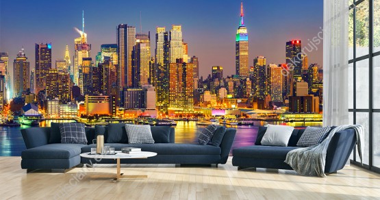 Wizualizacja pięknej fototapety z dzielnicą miasta Manhattan w Nowym Jorku. Nocna sceneria ładnie będzie wyglądać na ścianie pokoju młodzieżowego, salonu, sypialni, biura, czy gabinetu.