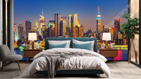 Wizualizacja pięknej fototapety z dzielnicą miasta Manhattan w Nowym Jorku. Nocna sceneria ładnie będzie wyglądać na ścianie pokoju młodzieżowego, salonu, sypialni, biura, czy gabinetu.
