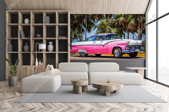 Wizualizacja fototapety z amerykańskim, samochodem w odcieniach różu, zaparkowany przy plaży na Kubie. Fototapeta do pokoju młodzieżowego, salonu, sypialni, pokoju dziennego, gabinetu, biura.