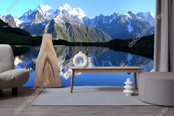 Wizualizacja pięknej fototapety z górami odbijającymi się w lustrze wody. Fototapeta do salonu, sypialni, pokoju dziennego, gabinetu, biura, przedpokoju.
