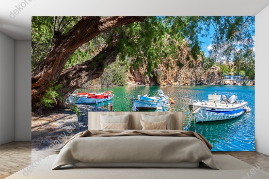 Wizualizacja fototapety przedstawia łodzie na jeziorze Voulismeni w Grecji. Fototapeta do salonu, sypialni, pokoju dziennego, gabinetu, biura, przedpokoju.