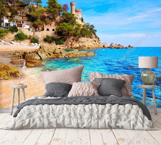 Wizualizacja fototapety przedstawia zamek na wybrzeżu Loret de Mar w Hiszpanii. Fototapeta do salonu, sypialni, pokoju dziennego, gabinetu, biura, przedpokoju, jadalni.