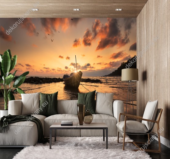 Wizualizacja fototapety z widokiem na łódź dryfującą przy plaży u wybrzeża Tajlandii, w pięknej scenerii zachodzącego słońca. Fototapeta do pokoju dziennego, sypialni, salonu, biura, gabinetu, przedpokoju i jadalni.