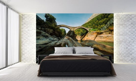 Wizualizacja fototapety z kamiennym mostem nad rzeką Lavertezzo w Szwajcarii. Fototapeta do pokoju dziennego, sypialni, salonu, biura, gabinetu, przedpokoju i jadalni.