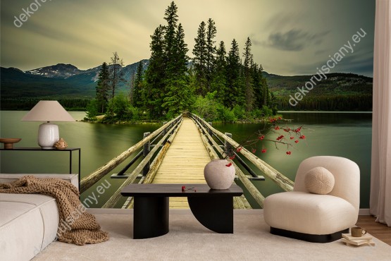 Wizualizacja fototapety z widokiem drewnianego mostu prowadzącego na leśną wyspę, na środku jeziora. Fototapeta do pokoju dziennego, sypialni, salonu, biura, gabinetu, przedpokoju i jadalni optycznie powiększająca pomieszczenie.