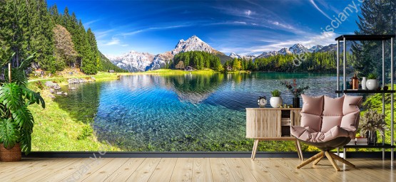 Wizualizacja fototapety z panoramą na jezioro u stóp gór i zielonych, wiosennych lasów. Fototapeta do pokoju dziennego, sypialni, salonu, biura, gabinetu, przedpokoju i jadalni.