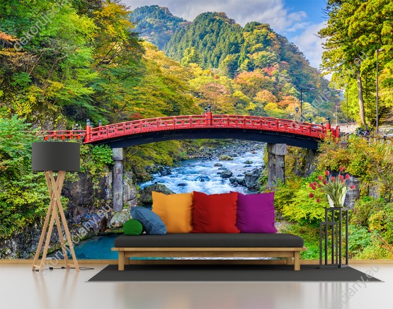 Wizualizacja fototapety z widokiem na czerwony most nad rzeką, wśród jesiennych, górskich lasów w Japonii. Fototapeta do pokoju dziennego, sypialni, salonu, biura, gabinetu, przedpokoju i jadalni.