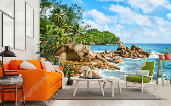 Wizualizacja fototapety z widokiem na kamienistą plażę z turkusową wodą i egzotycznymi palmami wśród granitowych skał. Fototapeta do pokoju dziennego, sypialni, salonu, biura, gabinetu, przedpokoju i jadalni.