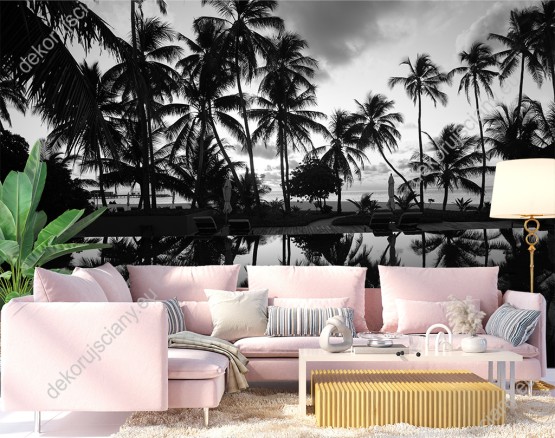 Wizualizacja czarno-białej fototapety z widokiem na tropikalny krajobraz palm na piaszczystej plaży odbite w tafli wody. Fototapeta do pokoju dziennego, sypialni, salonu, biura, gabinetu, przedpokoju i jadalni.