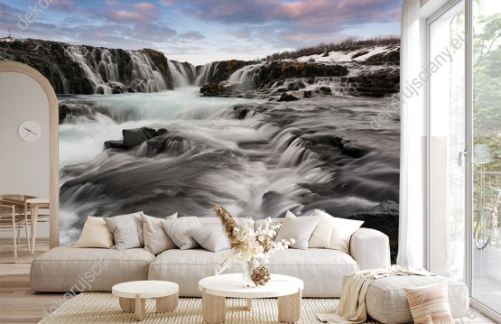 fototapeta-w-sercu-wodospadu-braurfoss-na-islandii Wizualizacja fototapety z widokiem na szalejące wodospady Islandii spływające po kamieniach. Fototapeta do pokoju dziennego, sypialni, salonu, biura, gabinetu, przedpokoju i jadalni.
