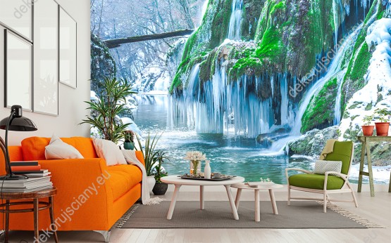 Wizualizacja fototapety w zimowej scenerii przedstawiająca niezwykły zamarznięty wodospad w górskim lesie.  Fototapeta do pokoju dziennego, sypialni, salonu, biura, gabinetu, przedpokoju i jadalni.