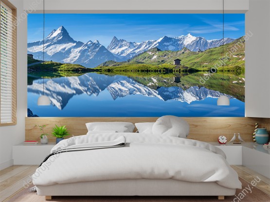 Wizualizacja fototapety z widokiem panoramy na malownicze jezioro i ośnieżone góry odbijające się w wodzie. Fototapeta do pokoju dziennego, sypialni, salonu, biura, gabinetu, przedpokoju i jadalni.