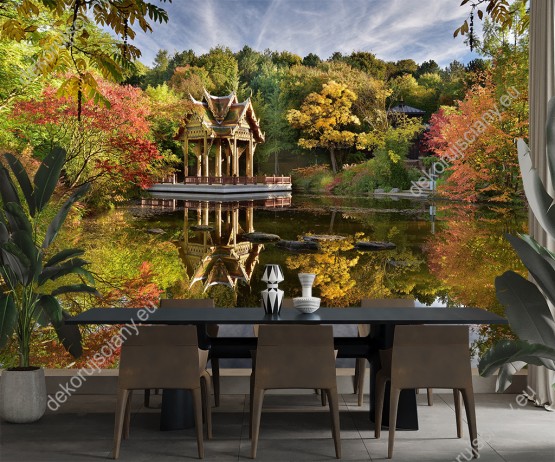 Wizualizacja fototapety z widokiem na fantazyjną, tajską świątynię na jeziorze, otoczoną barwnymi, jesiennymi drzewami. Fototapeta do pokoju dziennego, sypialni, salonu, biura, gabinetu, przedpokoju i jadalni.