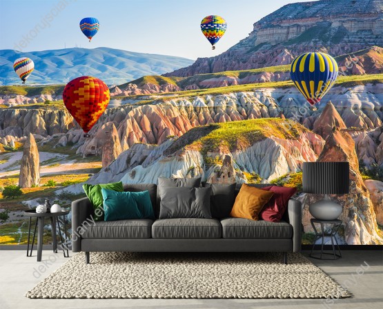 Wizualizacja fototapety z widokiem na kolorowe balony lecące nad kanionami i górskimi szczytami w Turcji. Fototapeta do pokoju dziennego, sypialni, salonu, biura, gabinetu, przedpokoju i jadalni.