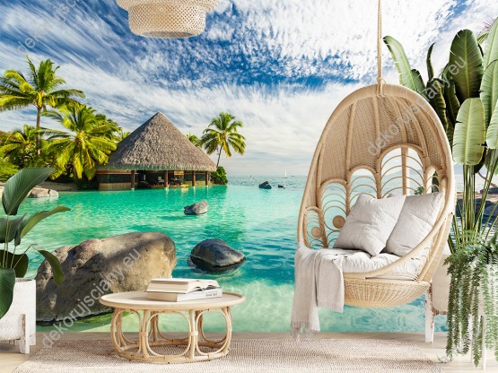 Wizualizacja fototapety z pięknym, wakacyjnym krajobrazem, lazurową wodę i skały w na tropikalnej plaży z domkiem i palmami w tle. Fototapeta do pokoju dziennego, sypialni, salonu, biura, gabinetu, przedpokoju i jadalni.