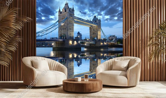Wizualizacja fototapety z widokiem na Londyński most Tower Bridge z odbiciem w lustrze wody, o zmierzchu. Fototapeta do pokoju dziennego, młodzieżowego, sypialni, salonu, biura, gabinetu, przedpokoju i jadalni.