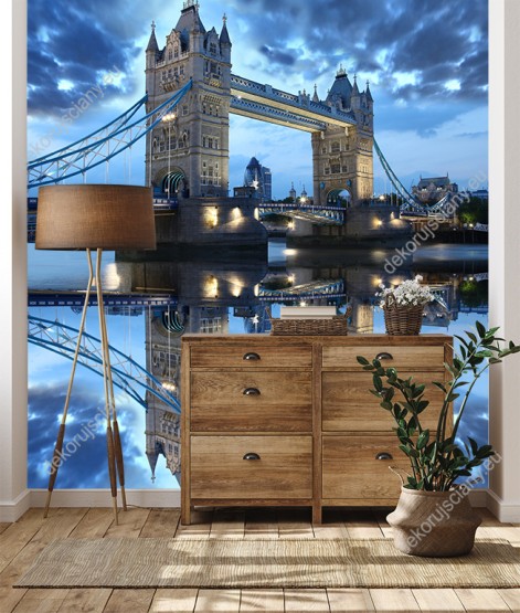 Wizualizacja fototapety z widokiem na Londyński most Tower Bridge z odbiciem w lustrze wody, o zmierzchu. Fototapeta do pokoju dziennego, młodzieżowego, sypialni, salonu, biura, gabinetu, przedpokoju i jadalni.