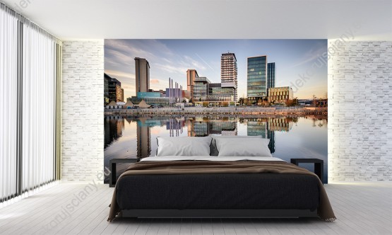 Wizualizacja fototapety z widokiem na nowoczesne miasto z odbiciem w lustrze wody, Manchester, Anglia. Fototapeta do pokoju dziennego, młodzieżowego, sypialni, salonu, biura, gabinetu, przedpokoju i jadalni.