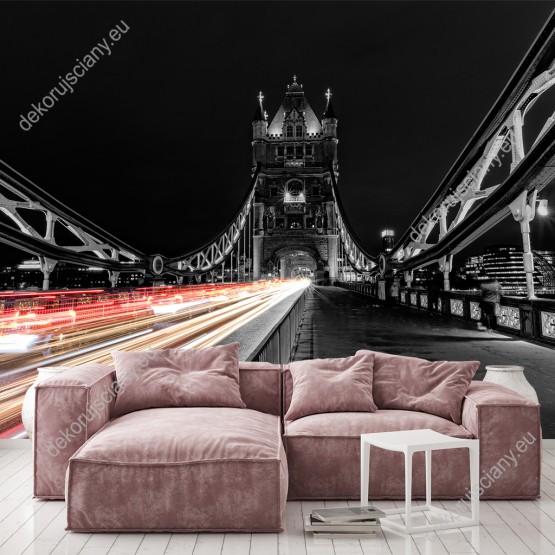 Wizualizacja fototapety z widokiem na most Tower Bridge nocą w czerni i bieli barwiony światłami samochodów, Anglia. Fototapeta do pokoju dziennego, młodzieżowego, sypialni, salonu, biura, gabinetu, przedpokoju i jadalni.