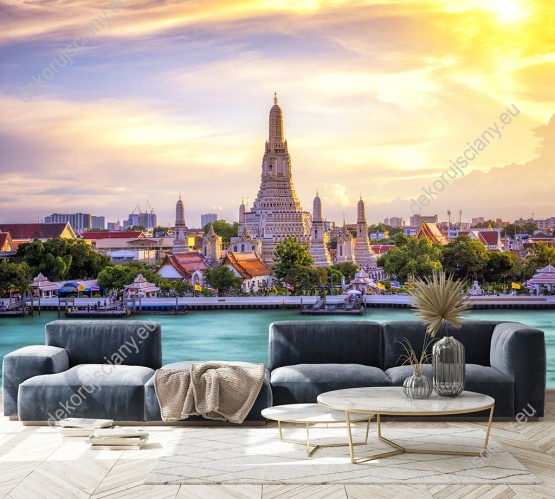 Wizualizacja fototapety z widokiem na Bangkok i buddyjska świątynię Wat Arun skąpana w promieniach porannego słońca w Tajlandii. Fototapeta do pokoju dziennego, sypialni, salonu, biura, gabinetu, przedpokoju i jadalni.