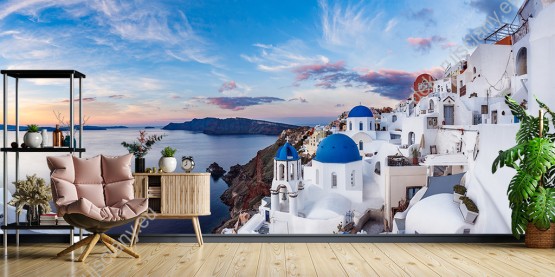 Wizualizacja fototapety przedstawia wspaniały panoramiczny widok na grecką wyspę Santorini o wschodzie słońca. Fototapeta do pokoju dziennego, sypialni, salonu, biura, gabinetu, przedpokoju i jadalni.
