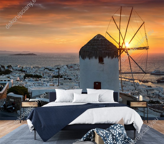 Wizualizacja fototapety z widokiem na stary wiatrak górujący nad miastem Mykonos w promieniach zachodzącego słońca w Grecji. Fototapeta do pokoju dziennego, sypialni, salonu, biura, gabinetu, przedpokoju i jadalni.