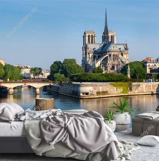 Wizualizacja fototapety z widokiem na malowniczo położoną katedrę Notre Dame w Paryżu. Fototapeta do pokoju dziennego, sypialni, salonu, biura, gabinetu, przedpokoju i jadalni.