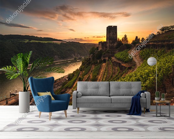 Wizualizacja fototapety  z widokiem na historyczny zamek Gutenfels o zachodzie słońca w Niemczech. Fototapeta do pokoju dziennego, sypialni, salonu, biura, gabinetu, przedpokoju i jadalni.