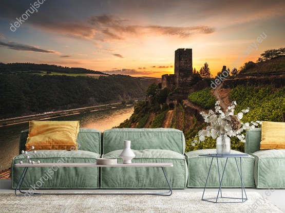 Wizualizacja fototapety  z widokiem na historyczny zamek Gutenfels o zachodzie słońca w Niemczech. Fototapeta do pokoju dziennego, sypialni, salonu, biura, gabinetu, przedpokoju i jadalni.