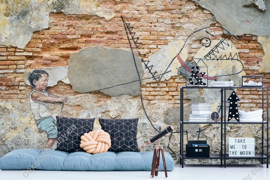 Wizualizacja fototapety z widokiem na stary mur, na którym namalowano chłopca i wesołego. Fototapeta do pokoju dziennego, młodzieżowego, sypialni, salonu, przedpokoju i jadalni.
