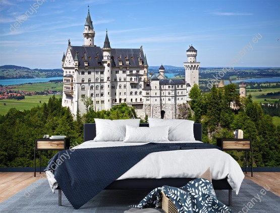 Wizualizacja fototapety z widokiem na biały zamek Neuschwanstein w Niemczech, na tle błękitnego nieba. Fototapeta do pokoju dziennego, sypialni, salonu, biura, gabinetu, przedpokoju i jadalni.