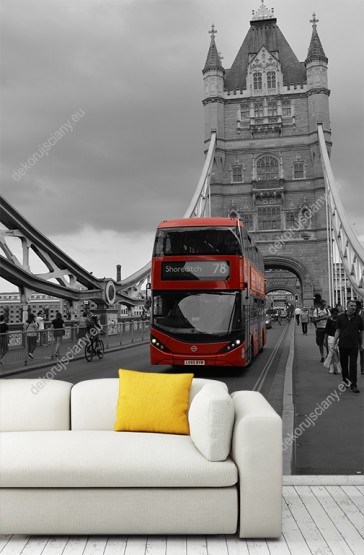 Wizualizacja fototapety z widokiem na czerwony autobus przejeżdżający przez most Tower Bridge. Fototapeta do pokoju dziennego, młodzieżowego, sypialni, salonu, biura, gabinetu, przedpokoju i jadalni.