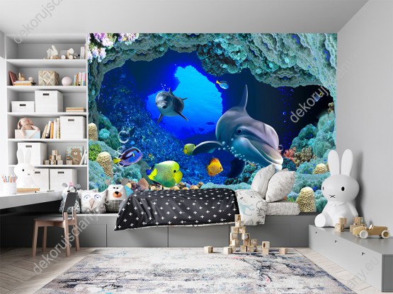 Wizualizacja fototapety przedstawiająca życie pod wodą z pływającymi delfinami, kolorowymi rybkami i koralowcami w głębinach oceanu. Fototapeta do pokoju dziennego, dziecięcego, młodzieżowego, sypialni, salonu, biura z efektem 3D.