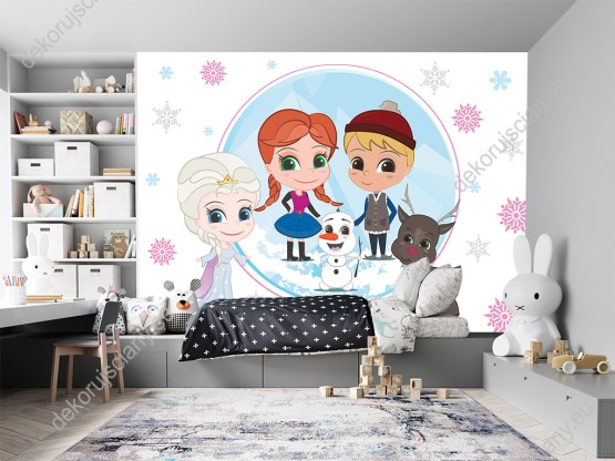 Wizualizacja fototapety do pokoju dziecięcego z bohaterami bajki Kraina lodu w zimowej aurze. Na fototapecie Elsa, Anna, Kristoff, bałwanek Olaf i renifer Sven, na białym tle z padającymi płatkami śniegu.