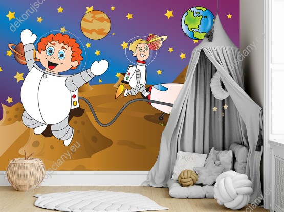 Wizualizacja fototapety do pokoju dziecięcego z motywem kosmosu. Astronauci, rakieta i kosmici na obcej planecie z planetami i gwiazdami w tle.