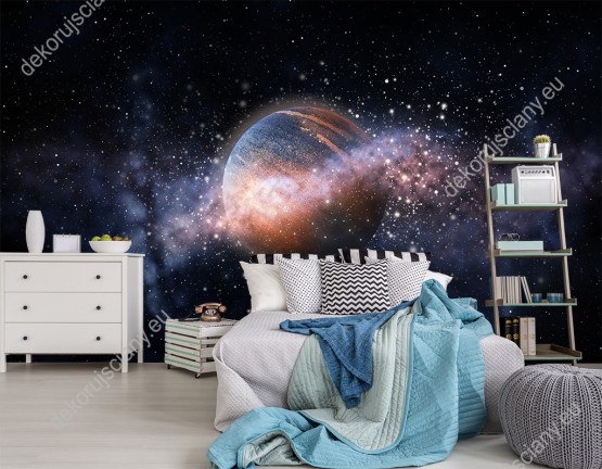 Wizualizacja fototapety z widokiem na kolorową planetę i gwiazdy w przestrzeni kosmicznej. Fototapeta do pokoju dziennego, młodzieżowego, salonu, biura, gabinetu, sypialni, przedpokoju i jadalni.