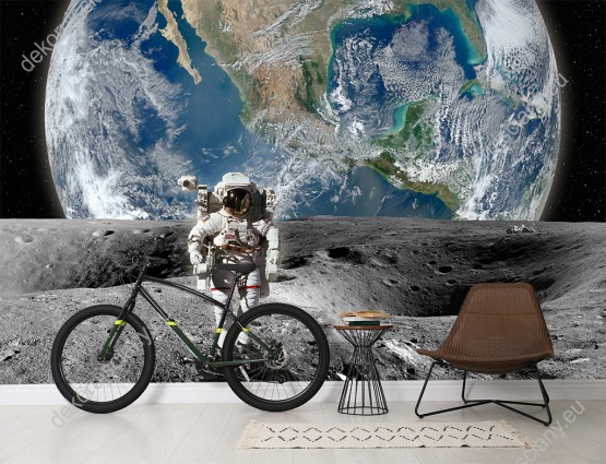 Wizualizacja fototapety przedstawia astronautę na księżycu z Planetą Ziemią w tle. Fototapeta do pokoju dziennego, młodzieżowego, salonu, biura, gabinetu, sypialni, przedpokoju i jadalni.
